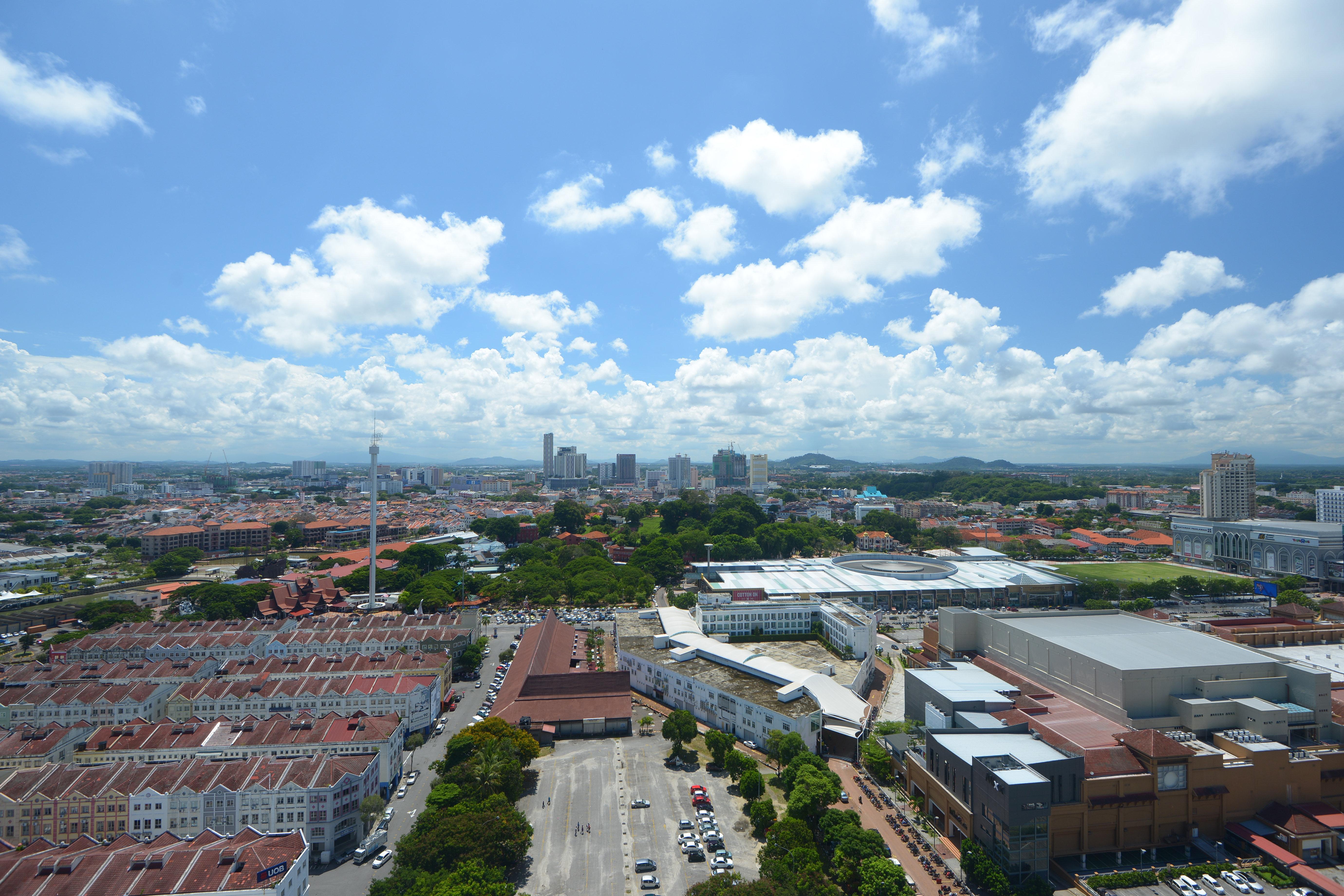 Holiday Inn Melaka By Ihg Eksteriør billede Aerial view of the city