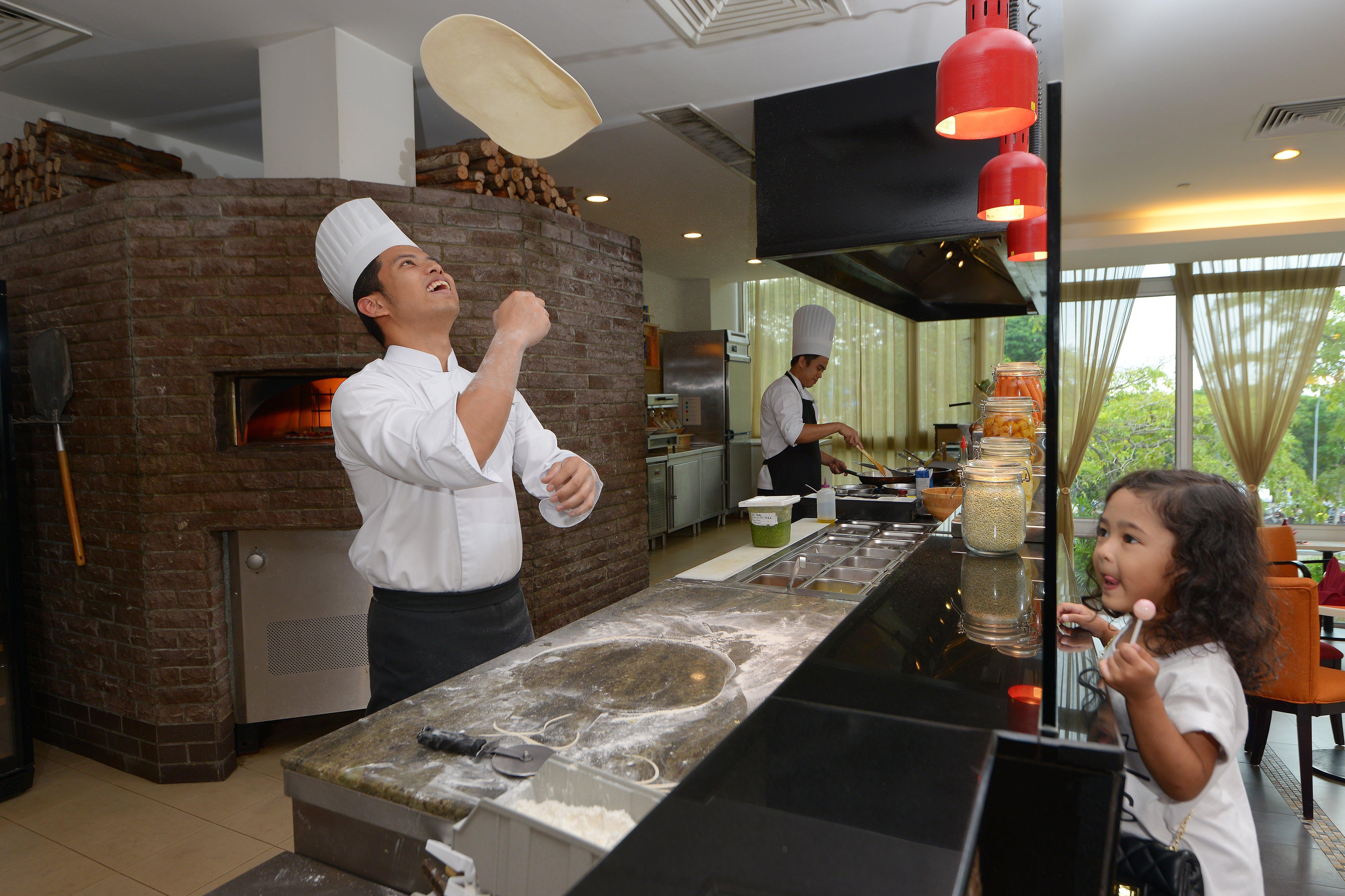 Holiday Inn Melaka By Ihg Eksteriør billede Chef throwing pizza dough
