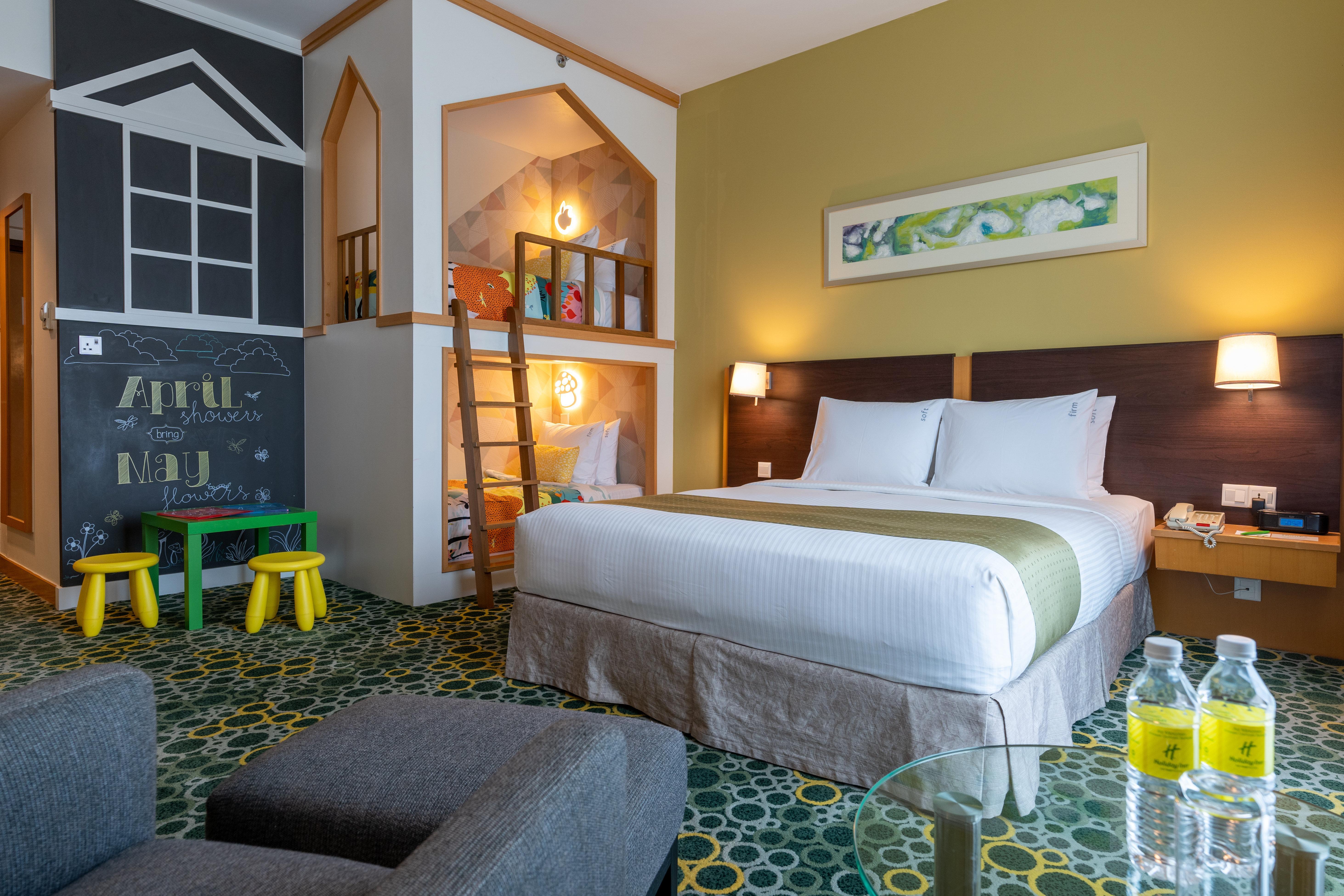 Holiday Inn Melaka By Ihg Eksteriør billede Family room at the hotel