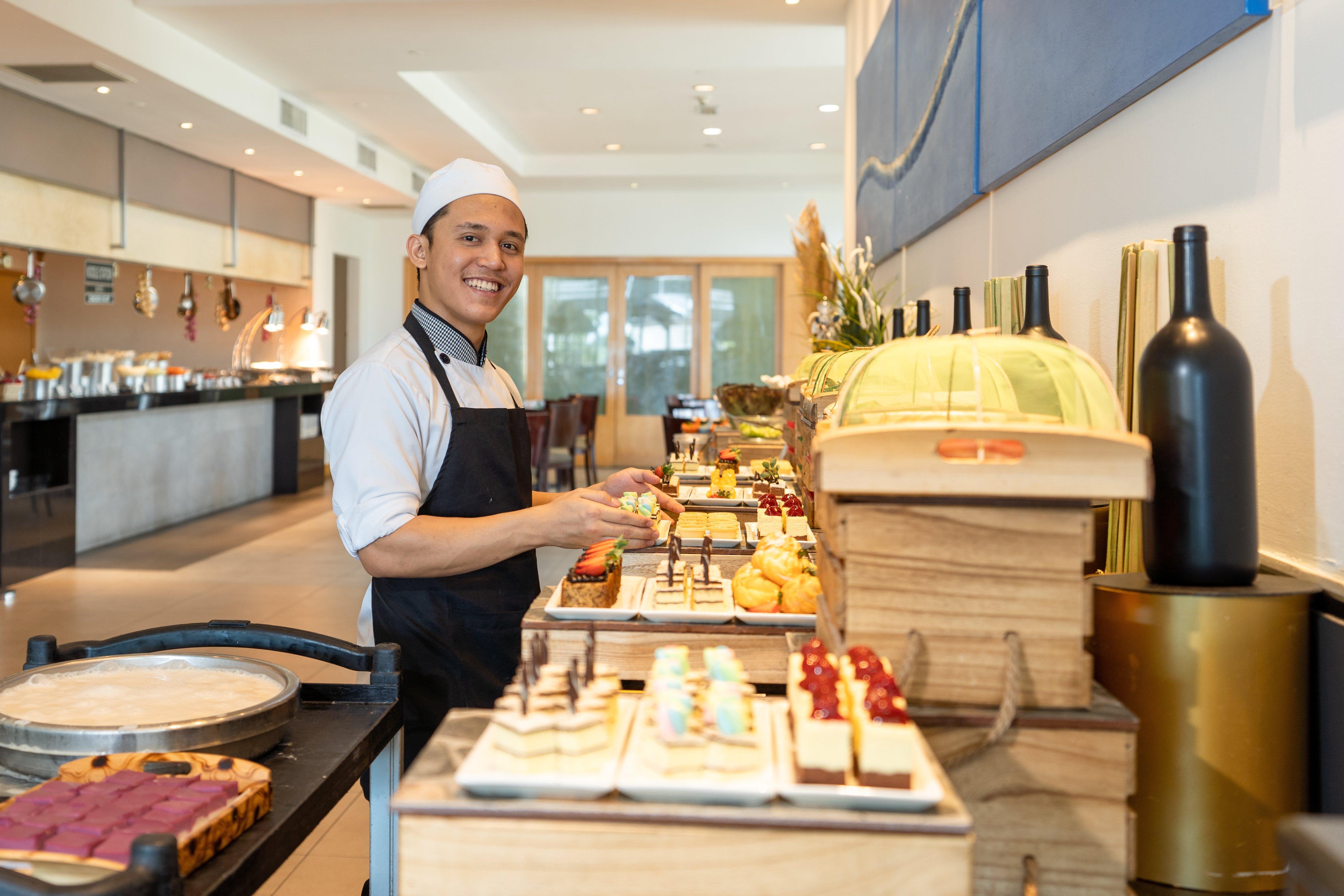 Holiday Inn Melaka By Ihg Eksteriør billede A chef at work