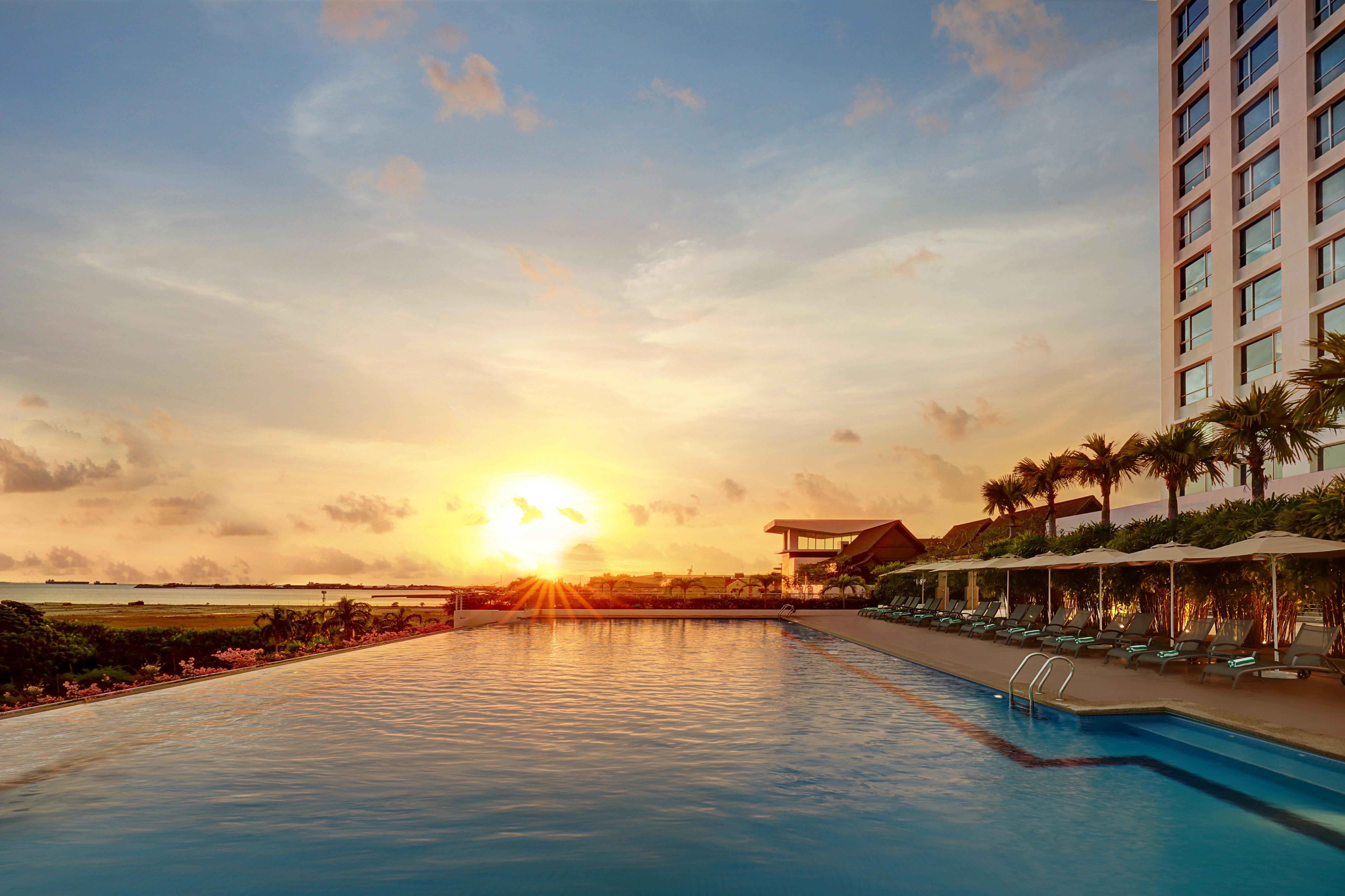 Holiday Inn Melaka By Ihg Eksteriør billede Sunset at the pool