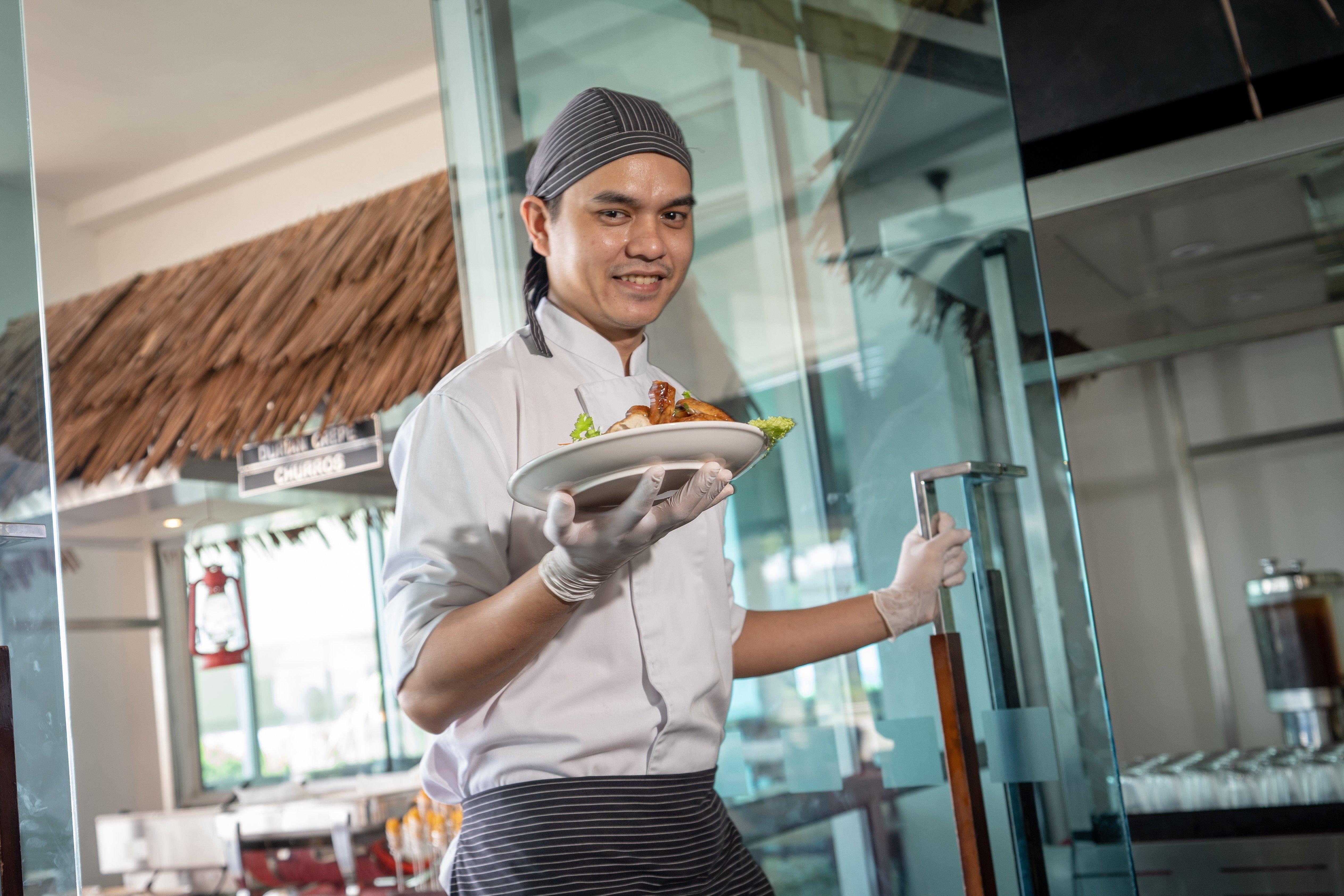 Holiday Inn Melaka By Ihg Eksteriør billede A Thai chef