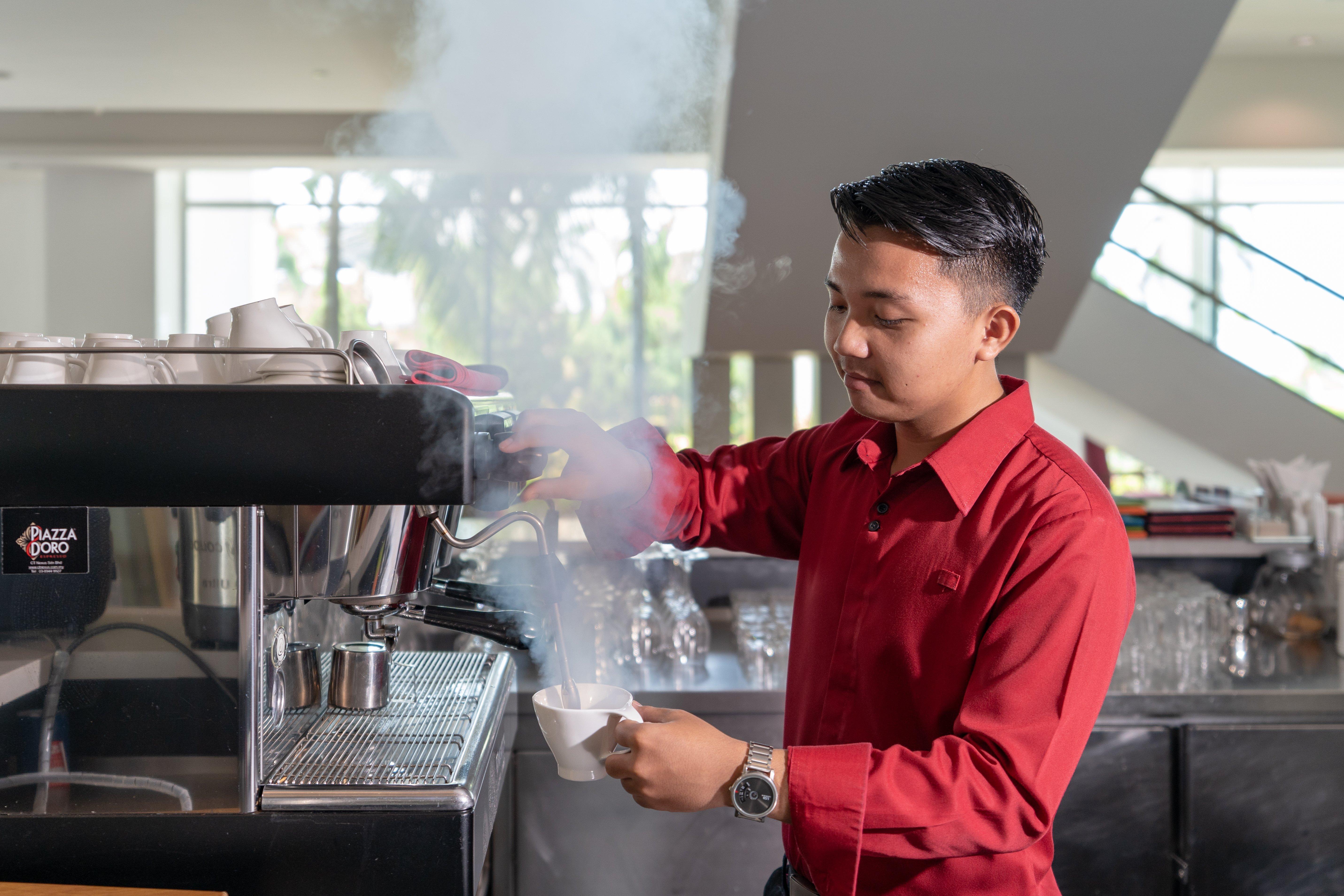 Holiday Inn Melaka By Ihg Eksteriør billede A barista at work