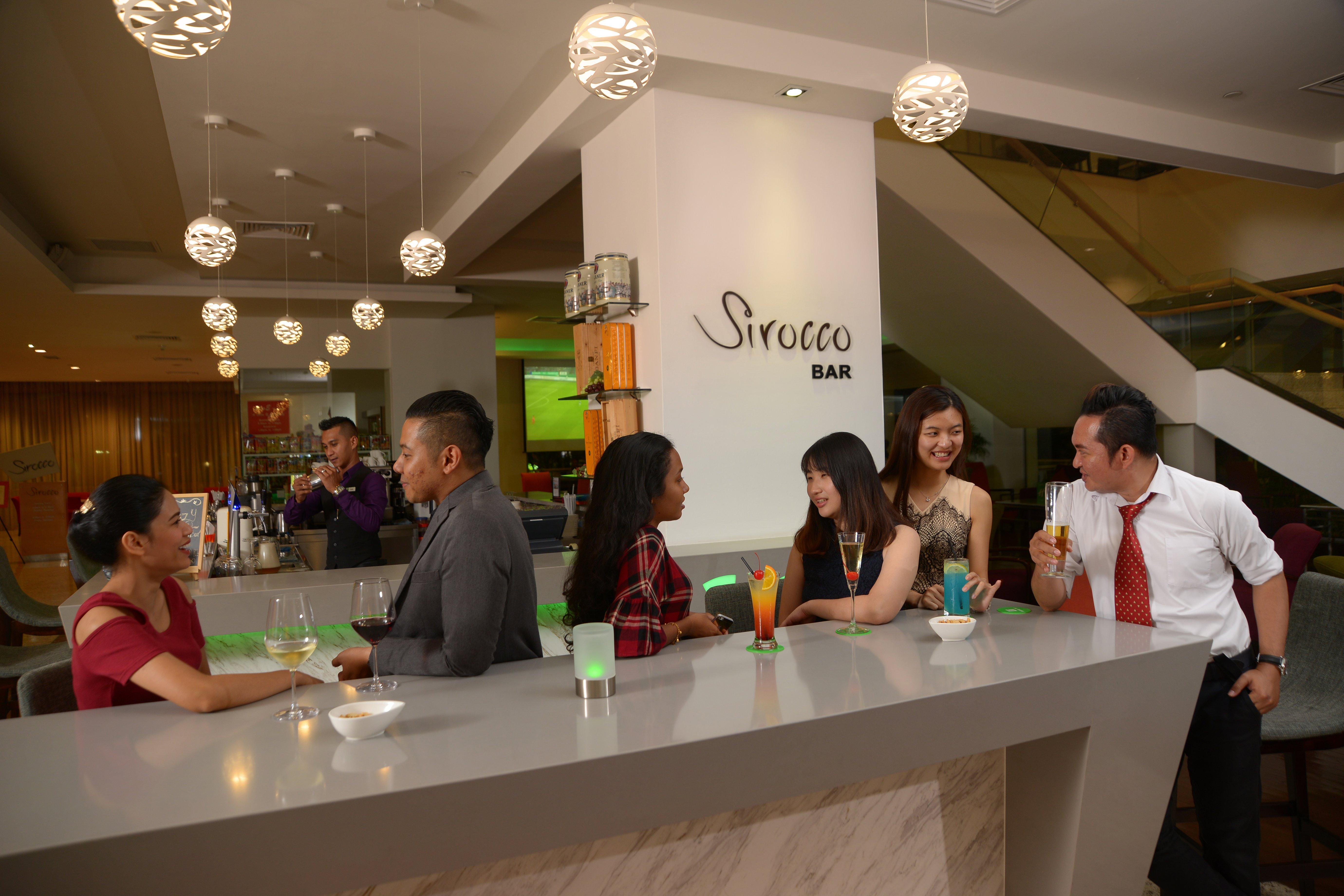 Holiday Inn Melaka By Ihg Eksteriør billede Sirocco Bar