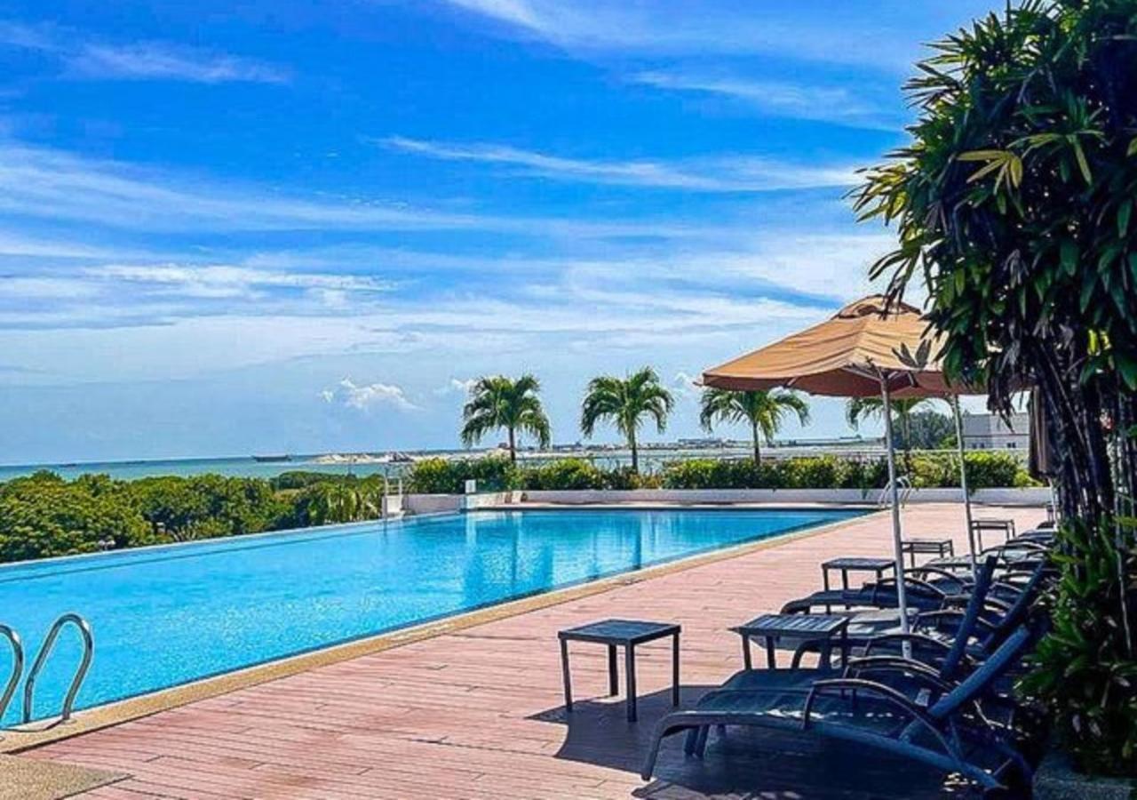 Holiday Inn Melaka By Ihg Eksteriør billede Infinity pool at the 10th floor of the hotel