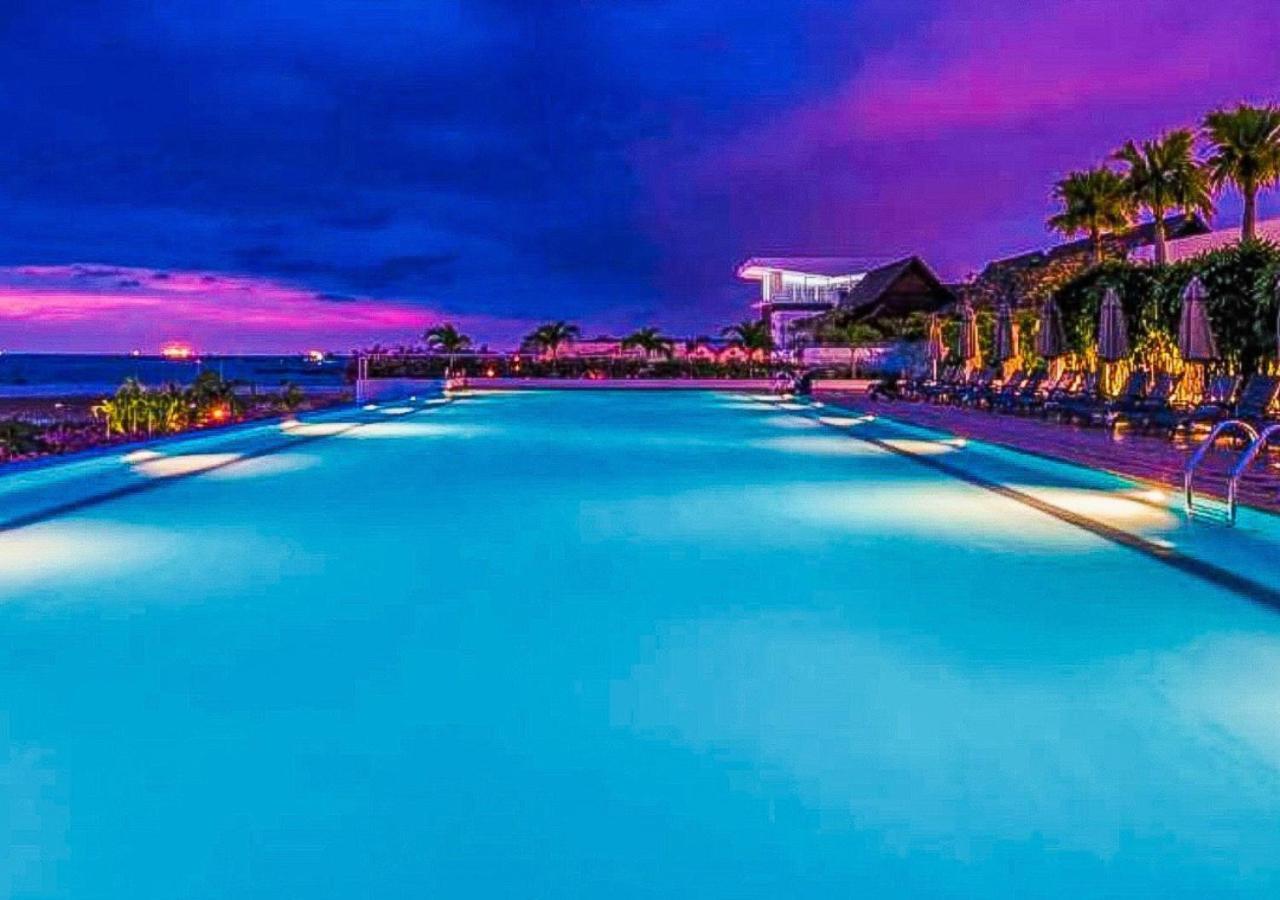 Holiday Inn Melaka By Ihg Eksteriør billede Infinity pool at the Hard Rock Hotel in Cancun, Mexico