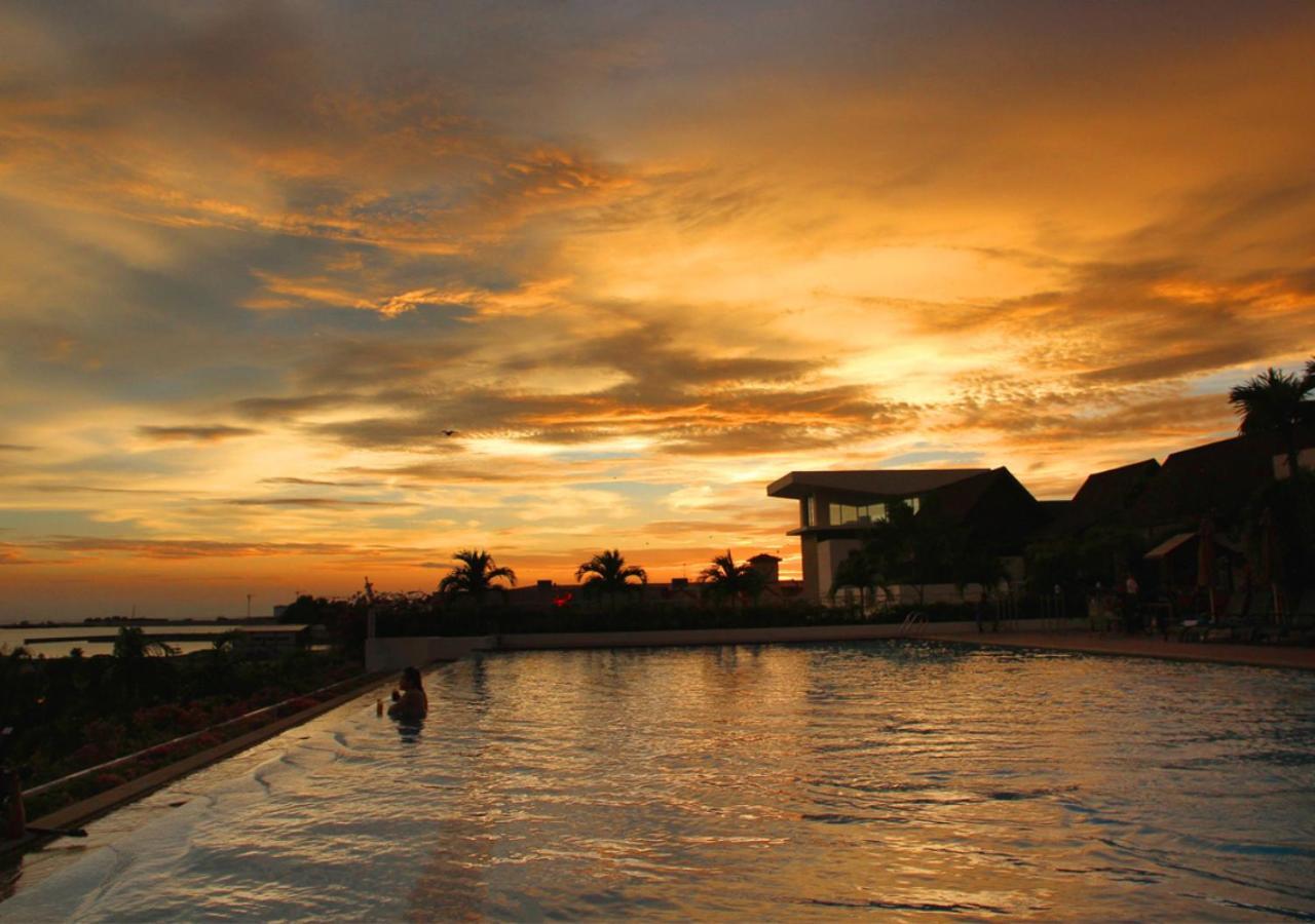 Holiday Inn Melaka By Ihg Eksteriør billede Sunset at the beach