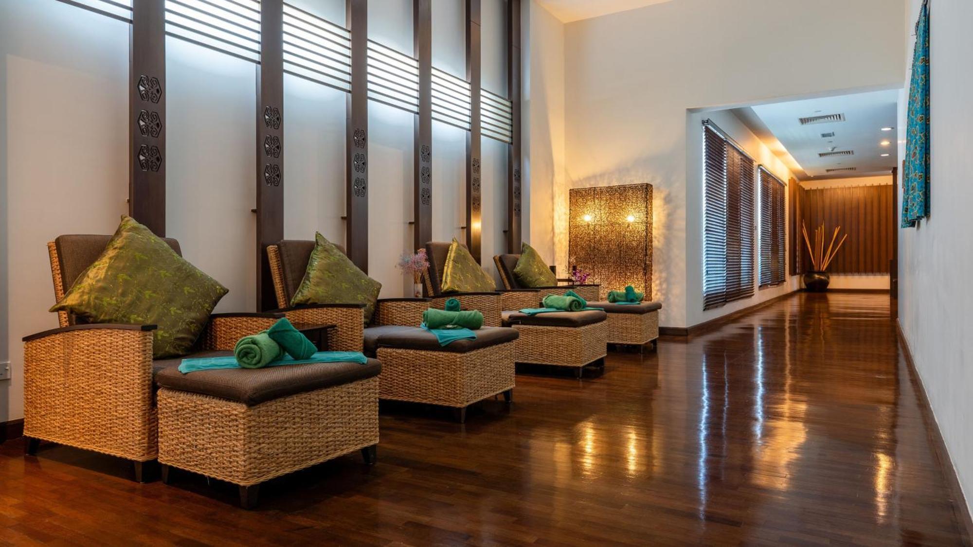 Holiday Inn Melaka By Ihg Eksteriør billede The waiting area at the airport